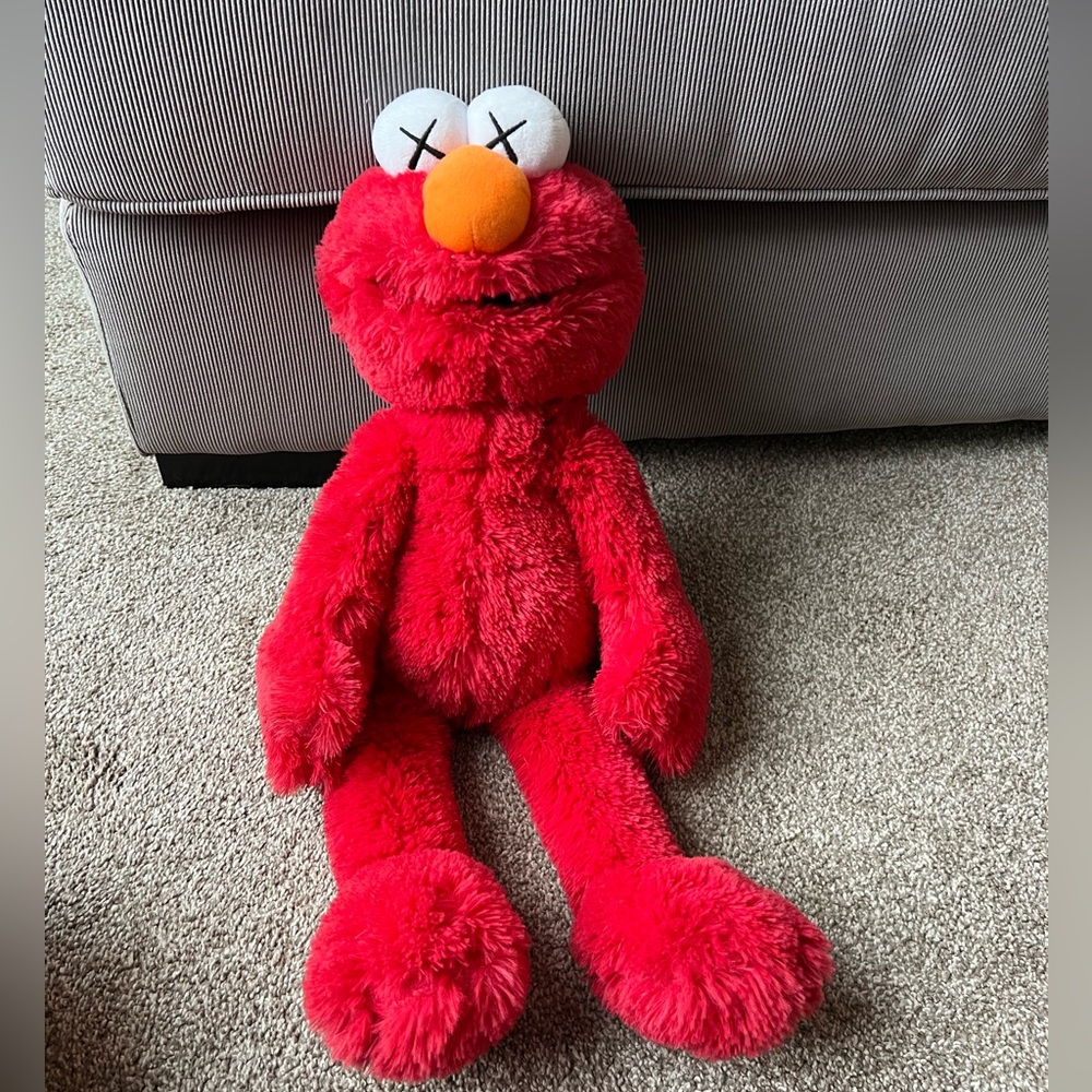 Kaws x uniqulo Elmo plush